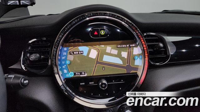 Mini Cooper Convertible 2024 — photo 14