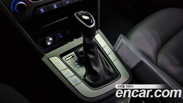 Hyundai AVANTE 2017 — photo 12