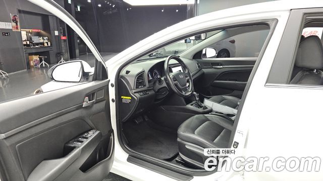 Hyundai AVANTE 2017 — photo 13