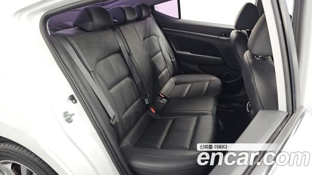 Hyundai AVANTE 2017 — photo 17