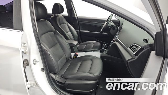 Hyundai AVANTE 2017 — photo 18