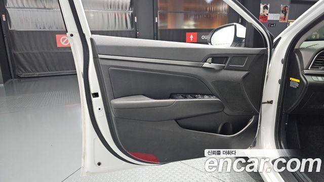 Hyundai AVANTE 2017 — photo 14