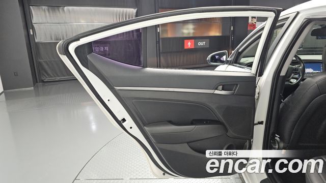 Hyundai AVANTE 2017 — photo 15