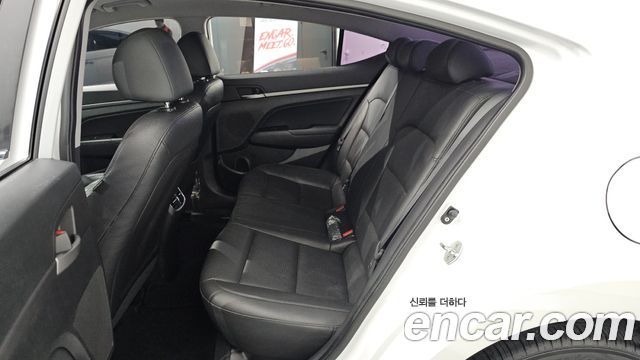 Hyundai AVANTE 2017 — photo 16