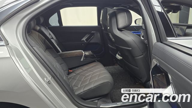 BMW 7-Series 2024 — photo 17