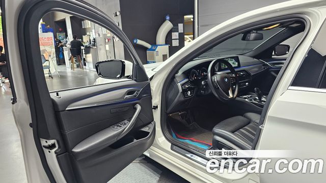 BMW 5-Series 2018 — photo 13