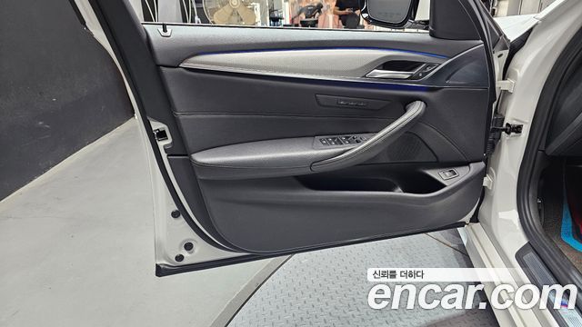 BMW 5-Series 2018 — photo 14