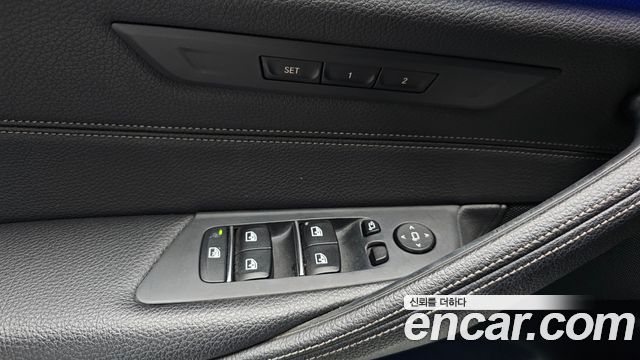 BMW 5-Series 2018 — photo 29