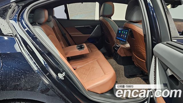 BMW 5-Series 2025 — photo 11