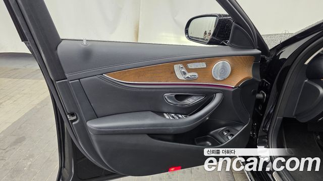 Mercedes-Benz E-Class 2019 — photo 14