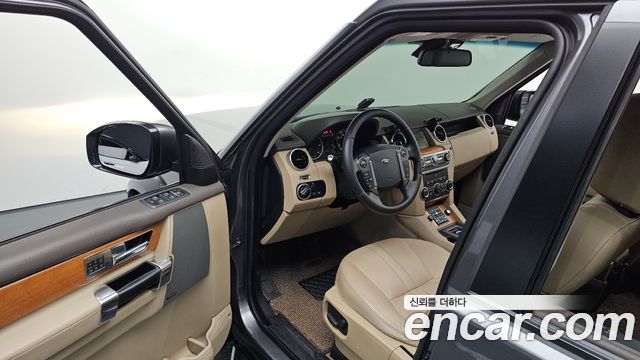 Land Rover Discovery 2015 — photo 11