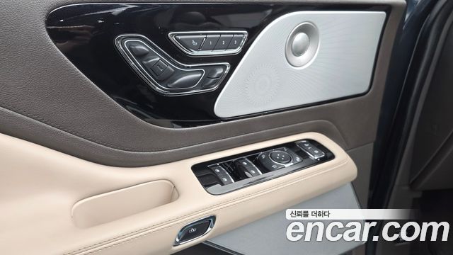 Lincoln Aviator 2022 — photo 30