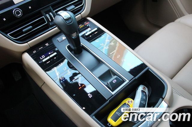Porsche Macan 2022 — photo 11