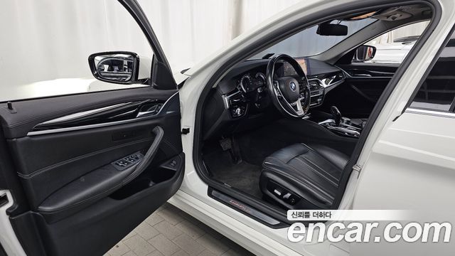 BMW 5-Series 2018 — photo 10