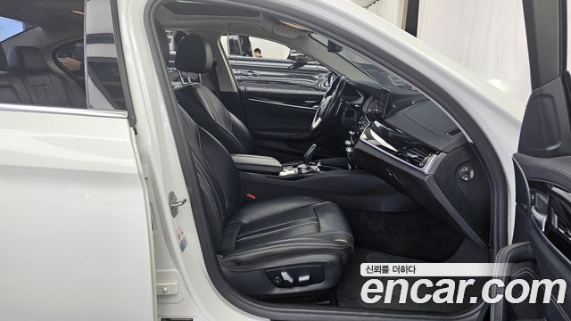 BMW 5-Series 2018 — photo 11