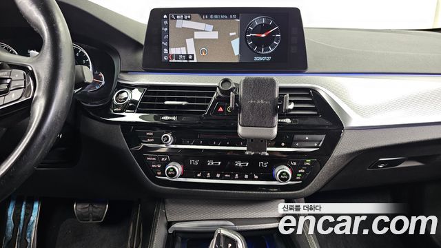 BMW 5-Series 2018 — photo 20