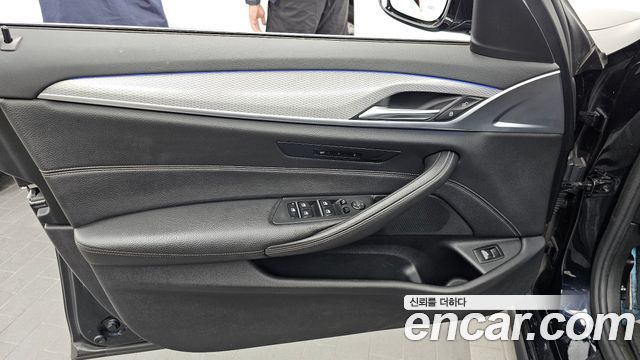 BMW 5-Series 2018 — photo 14