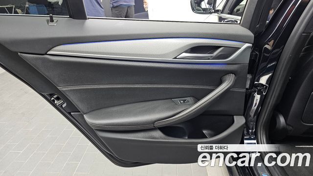 BMW 5-Series 2018 — photo 15