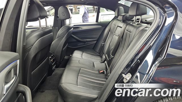 BMW 5-Series 2018 — photo 16
