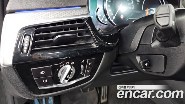 BMW 5-Series 2018 — photo 27