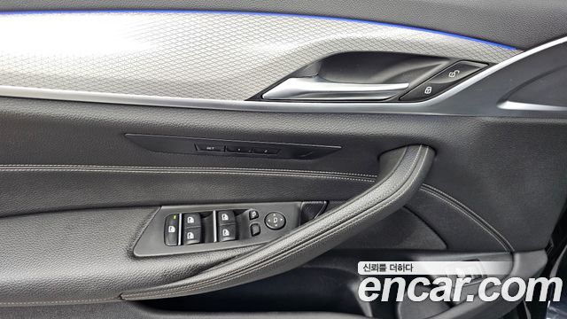 BMW 5-Series 2018 — photo 29
