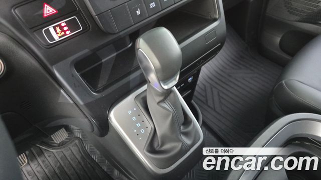 Hyundai Staria 2025 — photo 9
