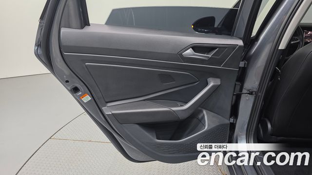 Volkswagen Jetta 2023 — photo 15