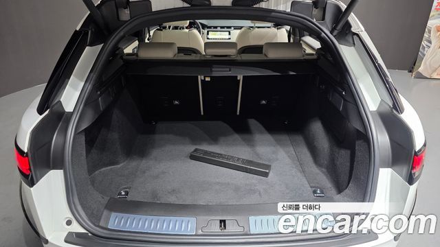 Land Rover Range Rover Velar 2019 — photo 25