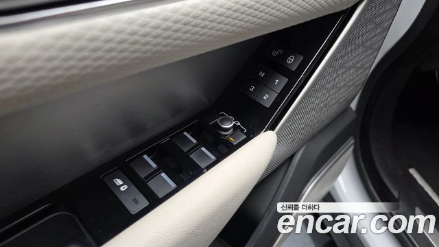 Land Rover Range Rover Velar 2019 — photo 35