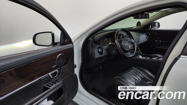 Jaguar XJ 2016 — photo 10