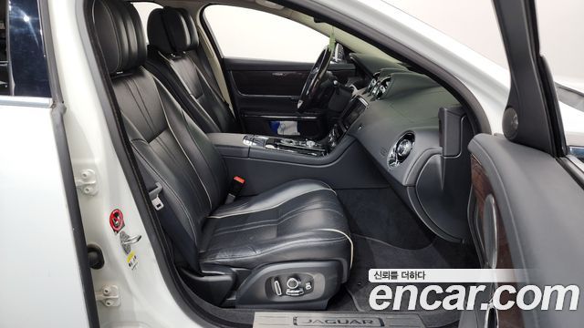 Jaguar XJ 2016 — photo 11