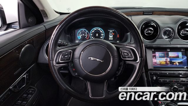 Jaguar XJ 2016 — photo 13