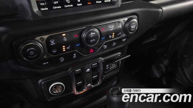 Jeep Wrangler 2019 — photo 22
