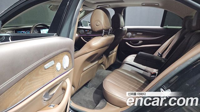 Mercedes-Benz E-Class 2018 — photo 18