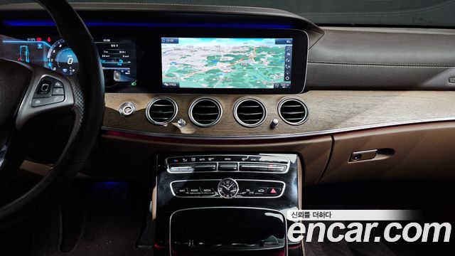 Mercedes-Benz E-Class 2018 — photo 20