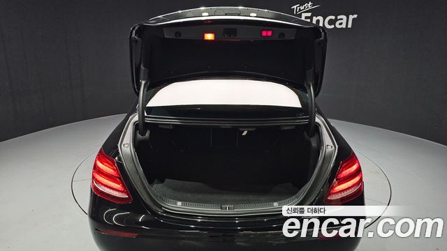 Mercedes-Benz E-Class 2018 — photo 26