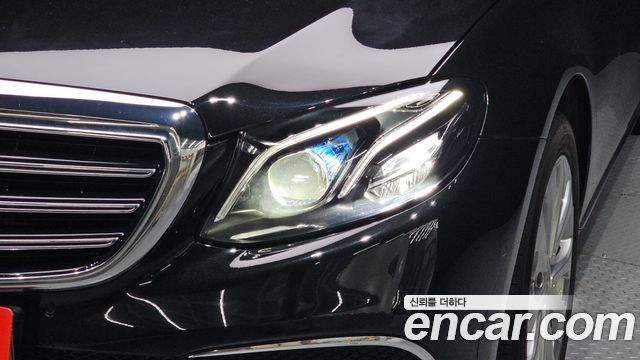 Mercedes-Benz E-Class 2018 — photo 8