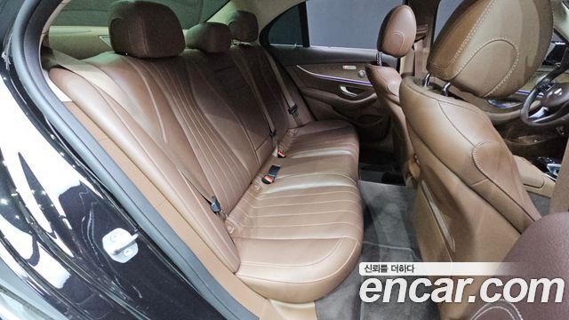 Mercedes-Benz E-Class 2018 — photo 16