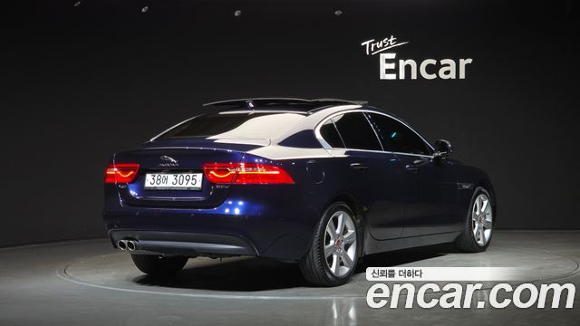 Jaguar XE 2019 — photo 2