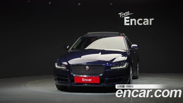 Jaguar XE 2019 — photo 3