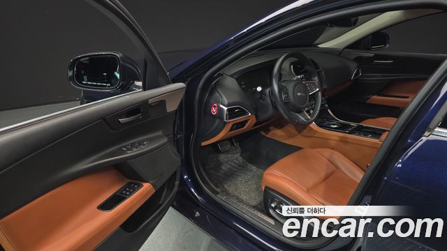Jaguar XE 2019 — photo 10