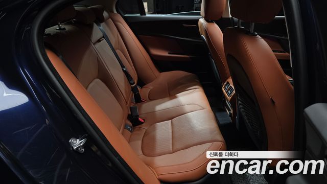Jaguar XE 2019 — photo 11