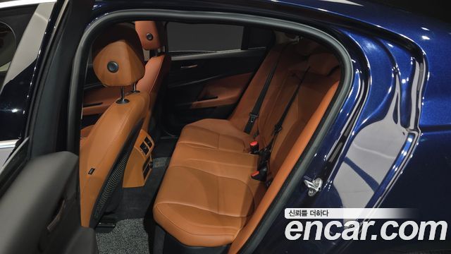 Jaguar XE 2019 — photo 12