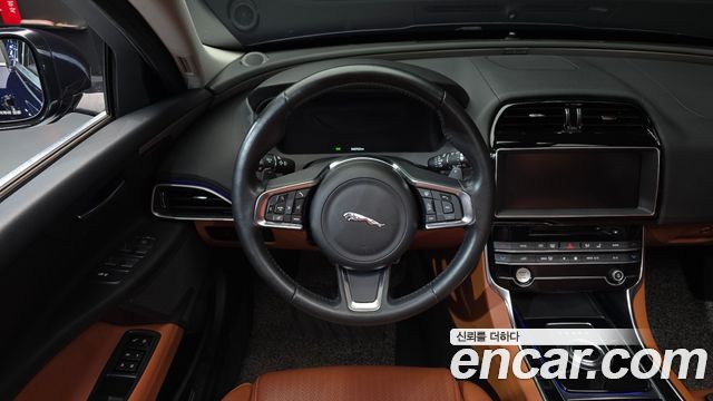 Jaguar XE 2019 — photo 13