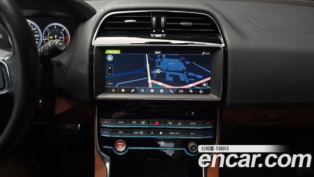 Jaguar XE 2019 — photo 14