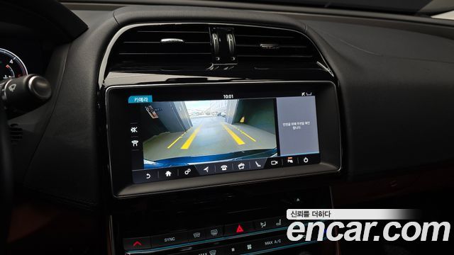 Jaguar XE 2019 — photo 15