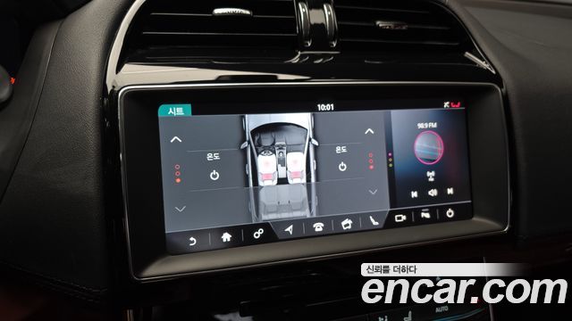 Jaguar XE 2019 — photo 16