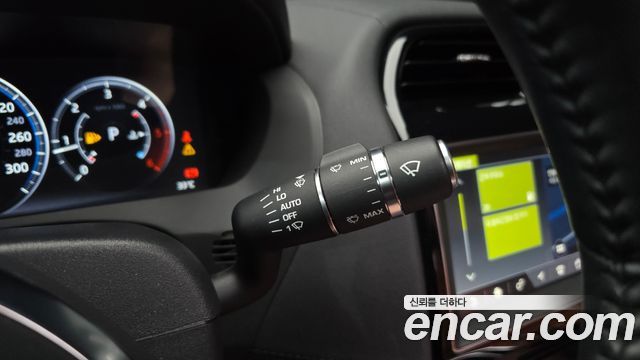 Jaguar XE 2019 — photo 17