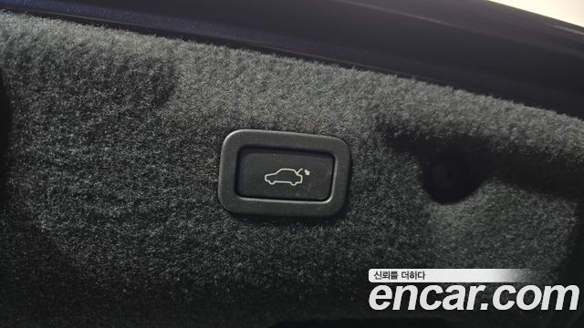 Jaguar XE 2019 — photo 20