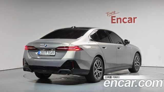 BMW 5-Series 2025 — photo 2